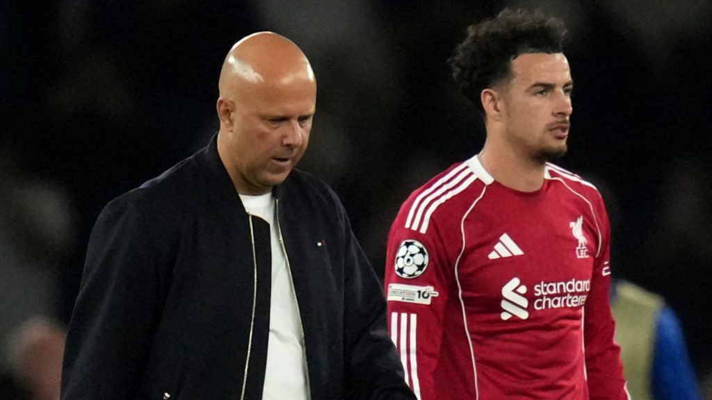 斯洛特与利物浦球员场边交流