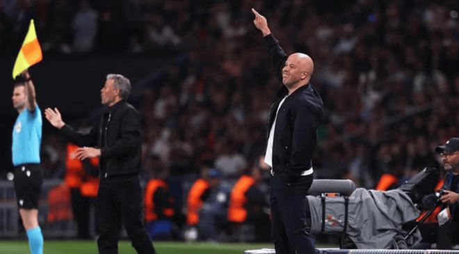 斯洛特场边指挥比赛越位判罚画面