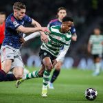 葡萄牙体育球员与阿森纳球员拼抢带球推进画面