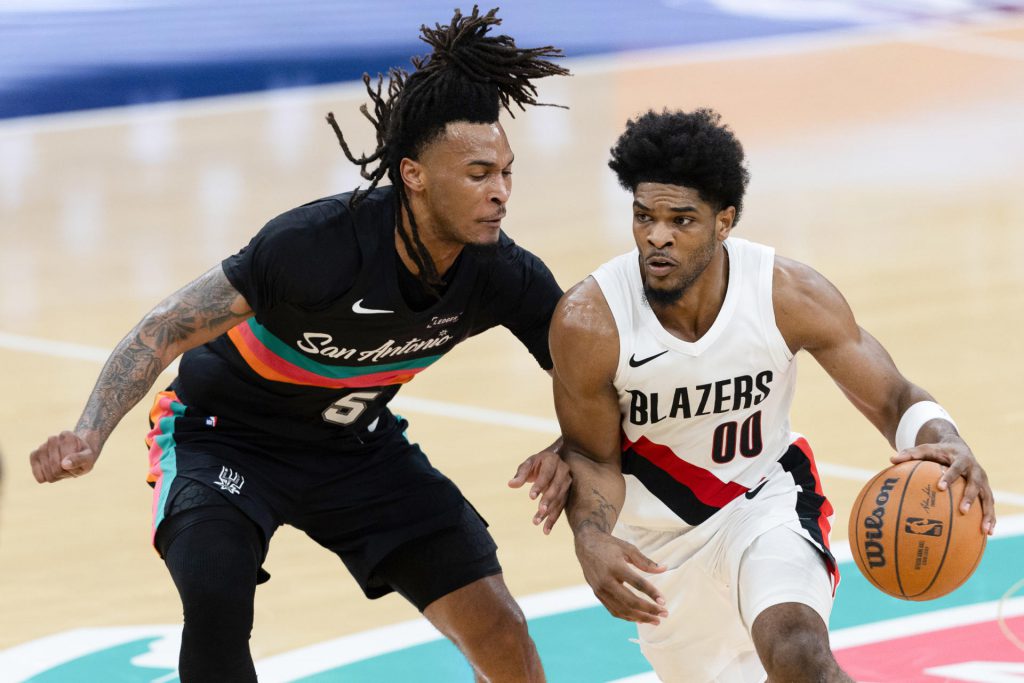 马刺球员防守开拓者持球推进瞬间