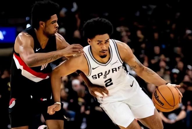 马刺后卫持球突破开拓者防守