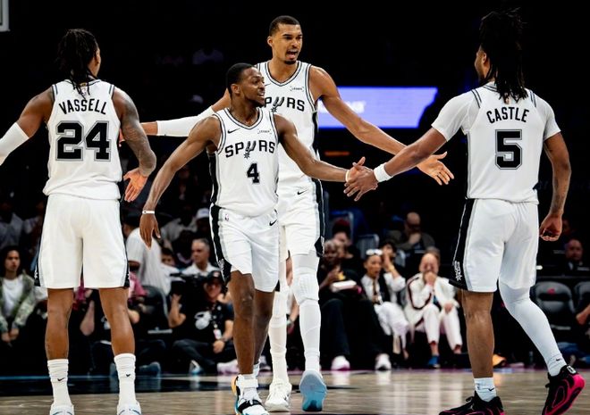 马刺球员庆祝季后赛胜利