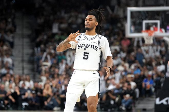 卡斯尔比赛中示意战术动作