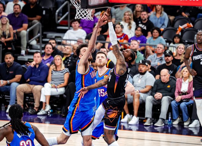 太阳球员篮下强攻雷霆防线