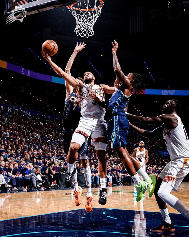 太阳球员篮下强攻遭雷霆干扰