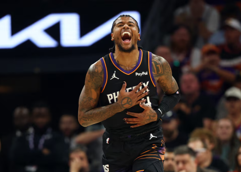 太阳杰伦·格林庆祝关键得分瞬间