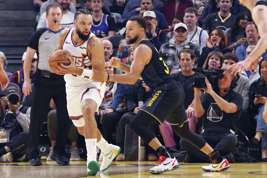 太阳球员背身对抗勇士防守