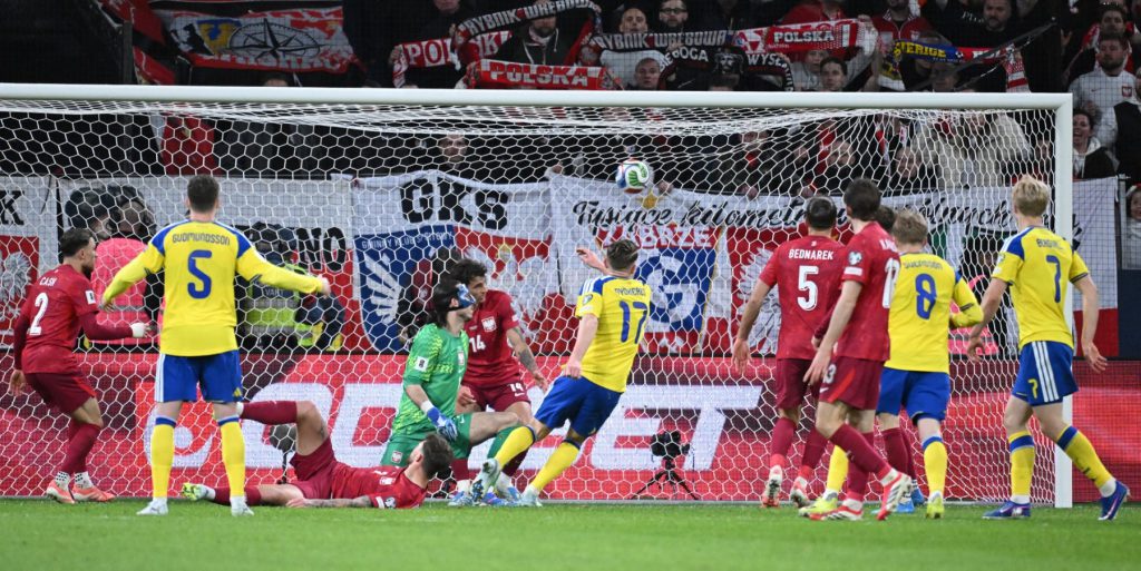 瑞典与波兰门前混战形成进球瞬间