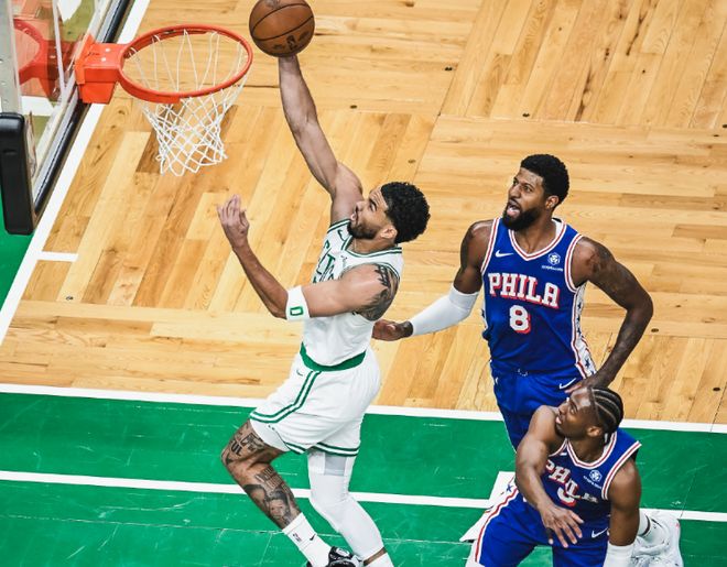 塔图姆上篮冲击76人防线瞬间