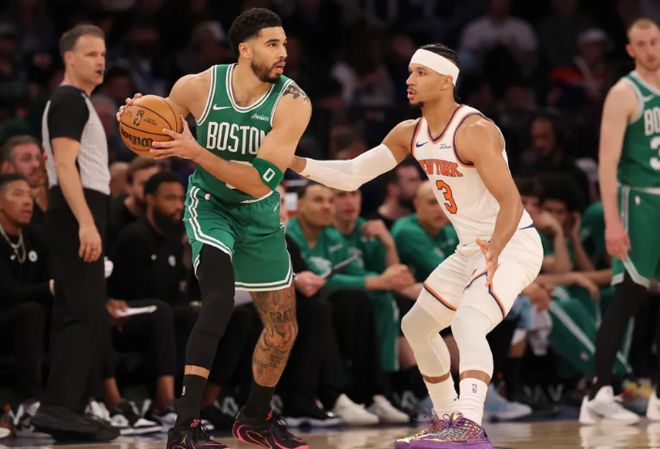 塔图姆背身单打尼克斯后卫比赛画面