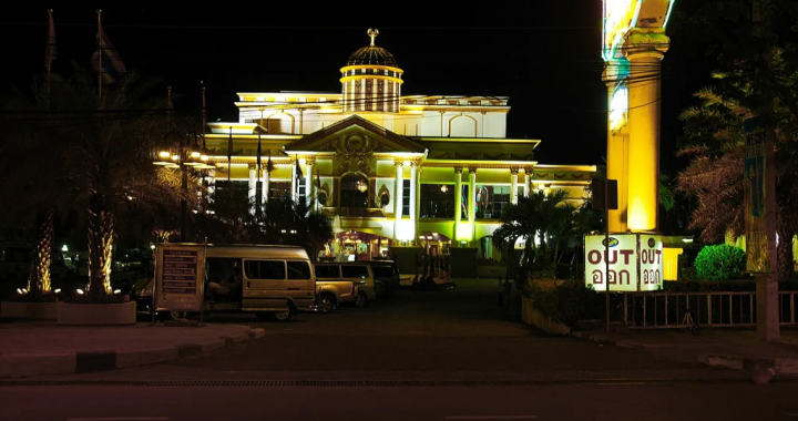 泰国夜间大型娱乐场所建筑外景照片