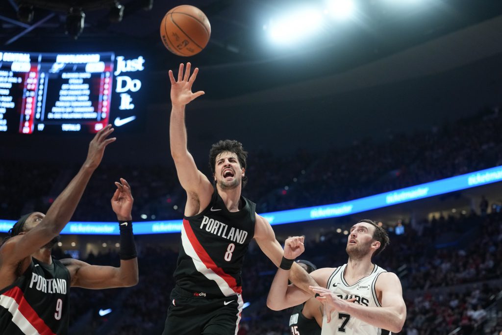 开拓者阿夫迪亚篮下抛投进攻