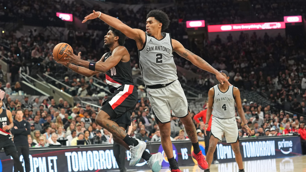 开拓者球员禁区冲抢上篮画面