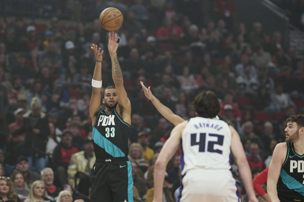 开拓者球员外线投篮瞬间