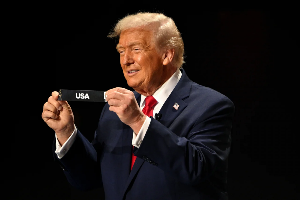 特朗普展示写有USA字样卡片的现场画面