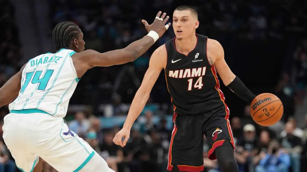 热火泰勒·希罗持球面对黄蜂防守