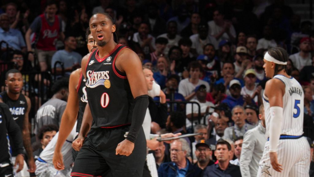 马克西怒吼庆祝76人附加赛关键时刻