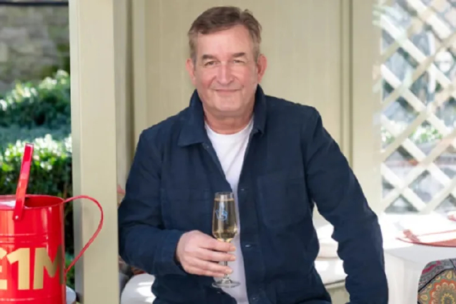 英国国家彩票111万英镑得主肖恩海耶斯举杯照