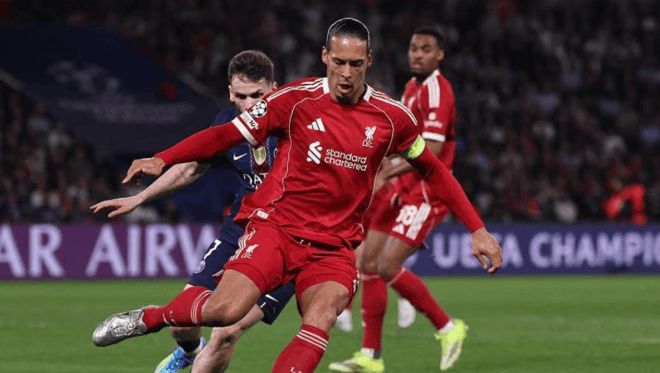 范戴克欧冠比赛中护球对抗画面