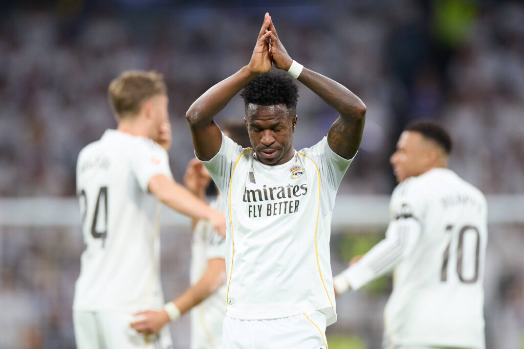 维尼修斯主场鼓掌致意球迷瞬间