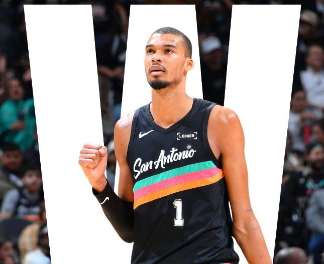 文班亚马赛后庆祝马刺季后赛开门红