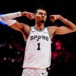 文班亚马庆祝马刺逆转取胜