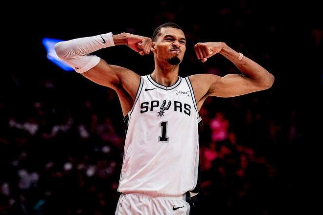 文班亚马庆祝马刺逆转取胜