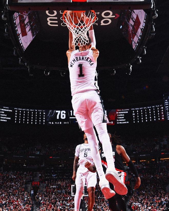 文班亚马篮下暴扣开拓者