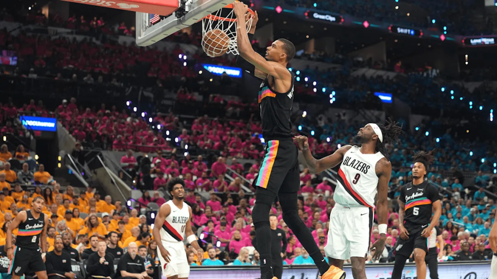 文班亚马快攻扣篮