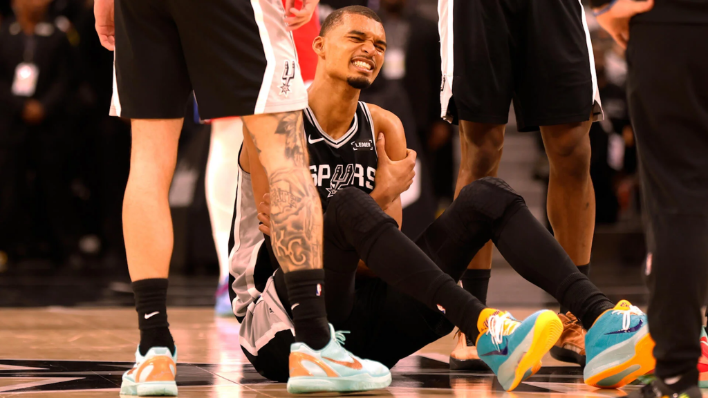 文班亚马受伤倒地表情痛苦比赛画面