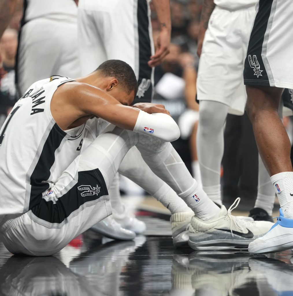 文班亚马受伤后坐地调整状态