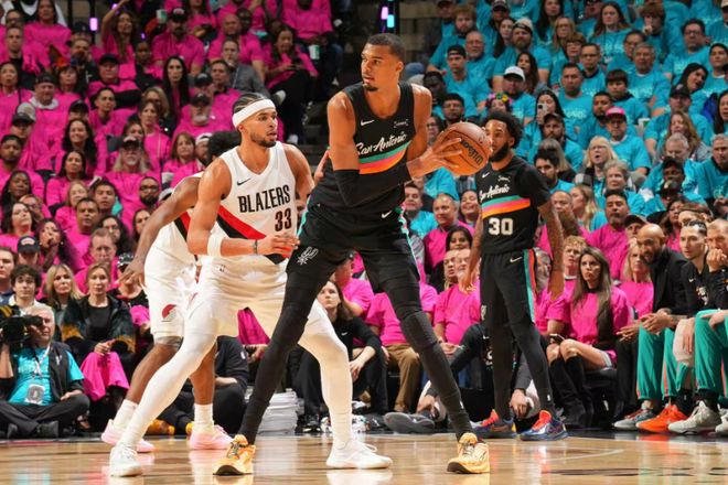 文班亚马低位持球面对开拓者防守