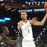 文班亚马持球组织进攻画面