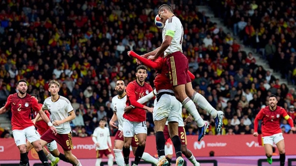 世界杯比赛激烈西班牙球员头球争顶对抗场面