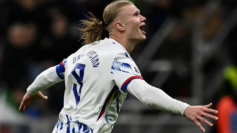 世界杯球星哈兰德进攻庆祝与比赛表现画面