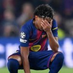 亚马尔欧冠失利后蹲地沮丧瞬间