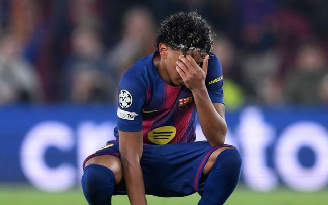 亚马尔欧冠失利后蹲地沮丧瞬间