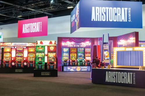 Aristocrat Gaming展台展示多款老虎机设备,集团2026财年上半年Gaming板块带动整体业绩增长