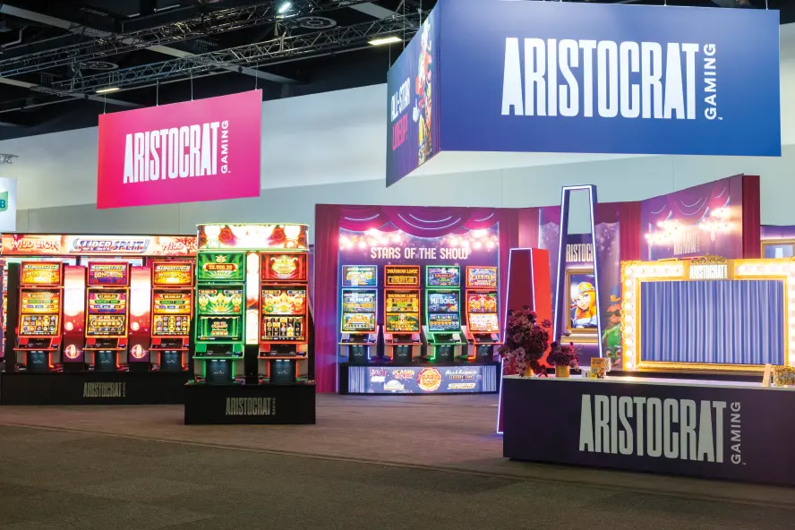 Aristocrat Gaming展台展示多款老虎机设备，集团2026财年上半年Gaming板块带动整体业绩增长