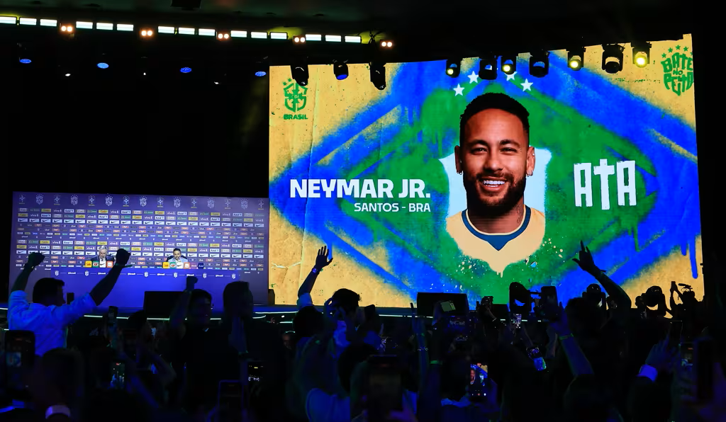 巴西队公布内马尔入选名单现场，大屏幕显示Neymar Jr.与桑托斯信息