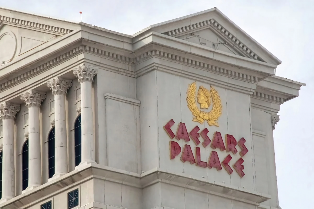 凯撒宫建筑外观，凯撒娱乐股价大跌并引发收购与债务压力讨论
