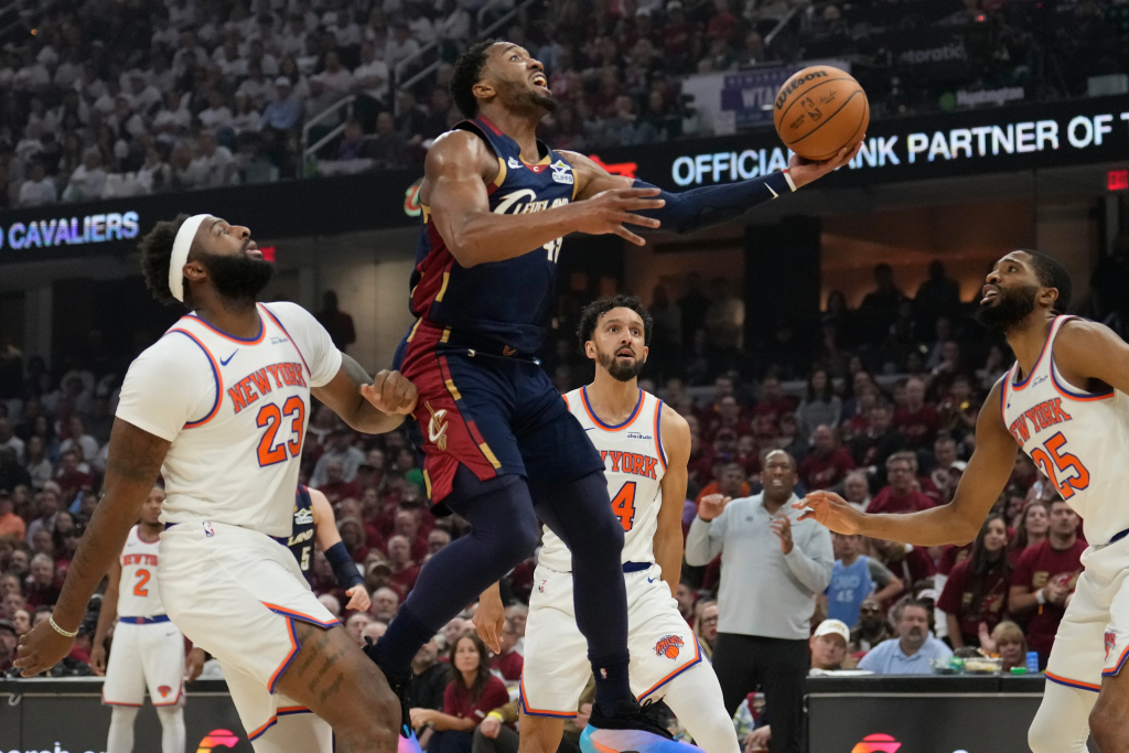 多诺万·米切尔突破尼克斯防线完成上篮，骑士主场对阵尼克斯