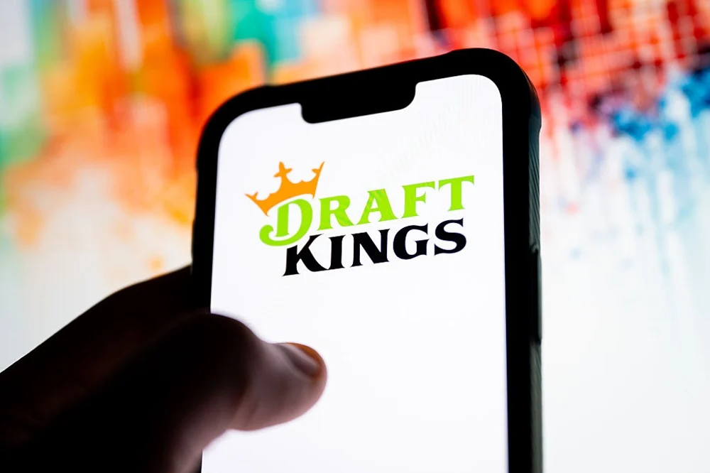 手机屏幕显示DraftKings标志，DraftKings第一季度营收超预期并加速预测市场布局