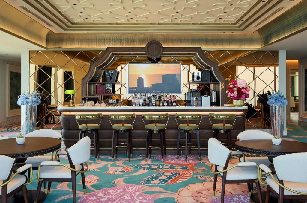 会安南岸Sky Casino空中酒吧，吧台区搭配花卉地毯与高端休憩座位