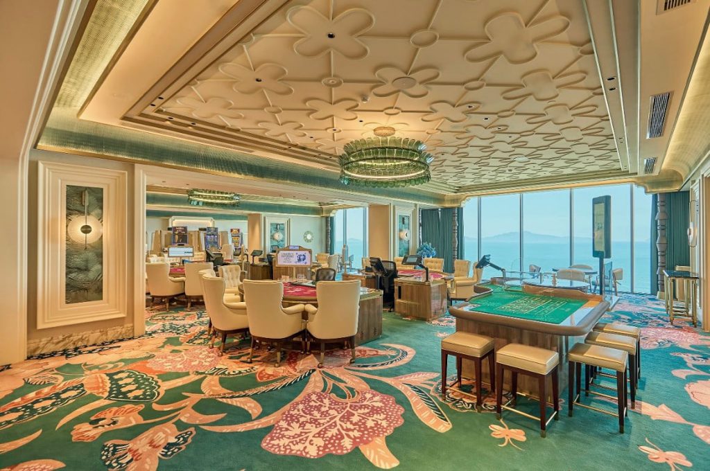 会安南岸Sky Casino高空赌场室内空间，设有赌桌、座椅与海景落地窗