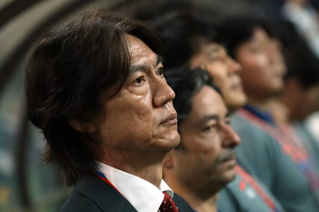 韩国队主教练洪明甫在替补席观察比赛