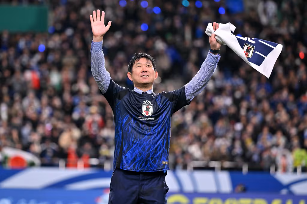 日本队主教练森保一向球迷挥手致意，备战2026年世界杯