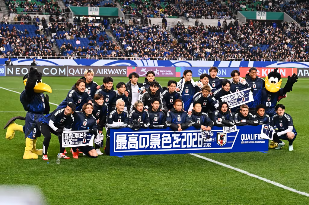 日本队球员与吉祥物合影庆祝晋级世界杯，蓝武士连续第八次参赛