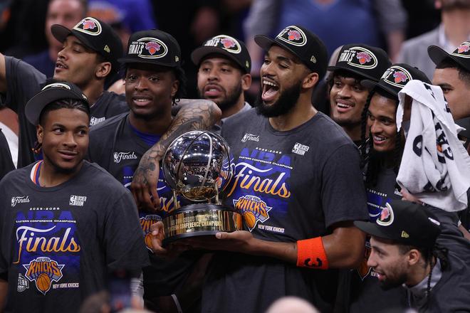 尼克斯唐斯捧起东部冠军奖杯