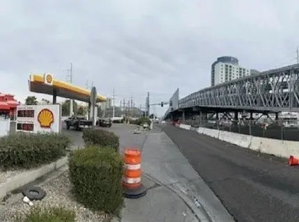 拉斯维加斯弗拉明戈路附近壳牌加油站与F1临时桥梁施工现场，反映赛事施工对周边商户造成影响